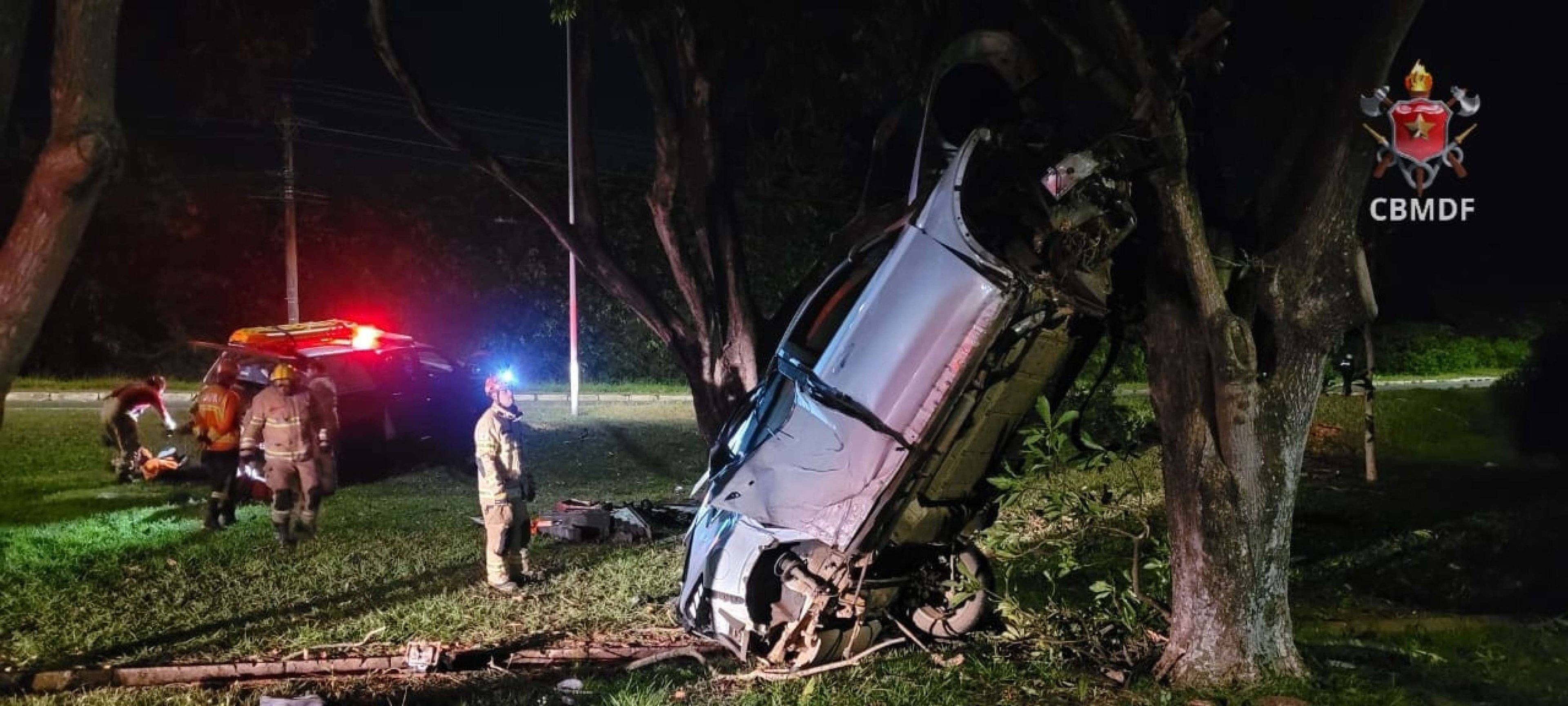 O motorista do carro que capotou foi socorrido com suspeita de fratura no fêmur