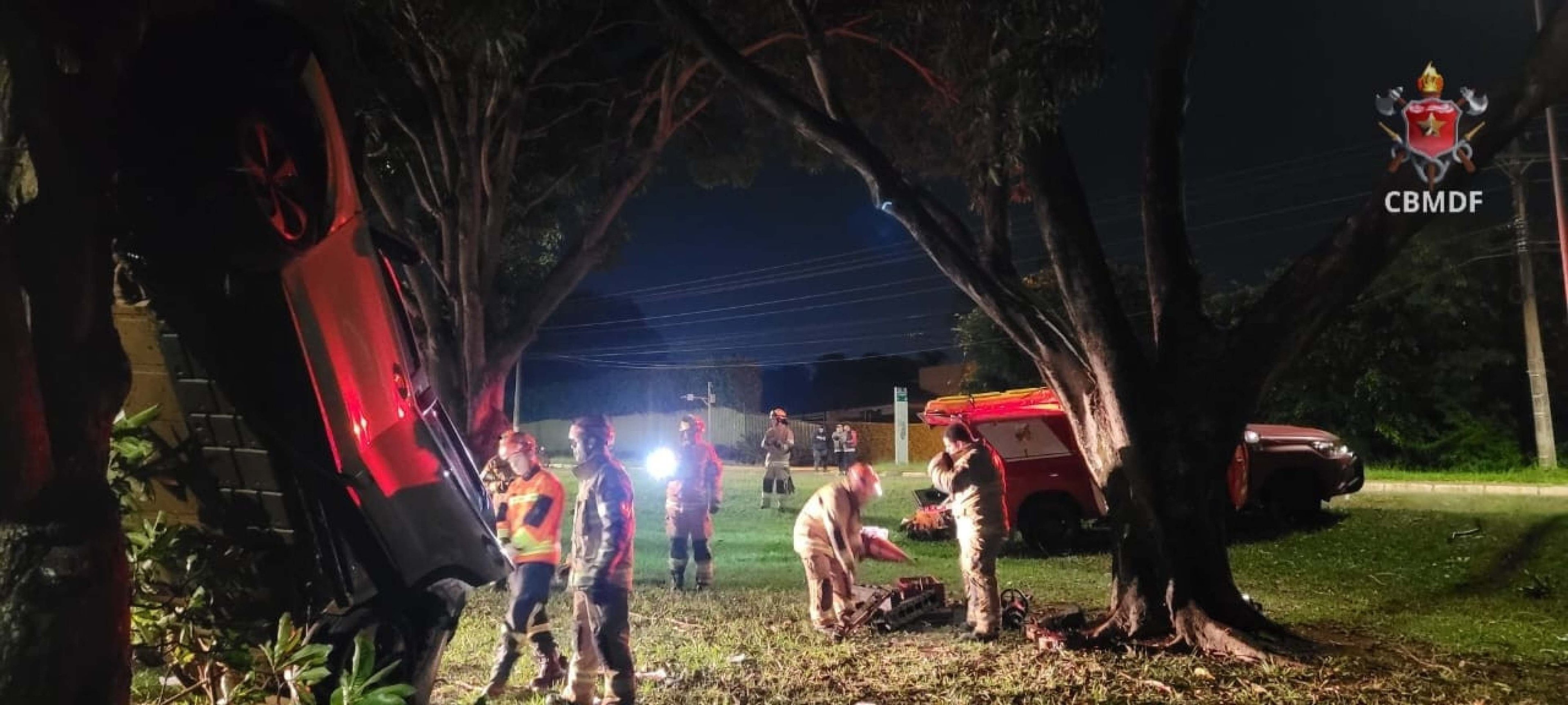 Motorista de 48 anos precisou ser socorrido após o capotamento 