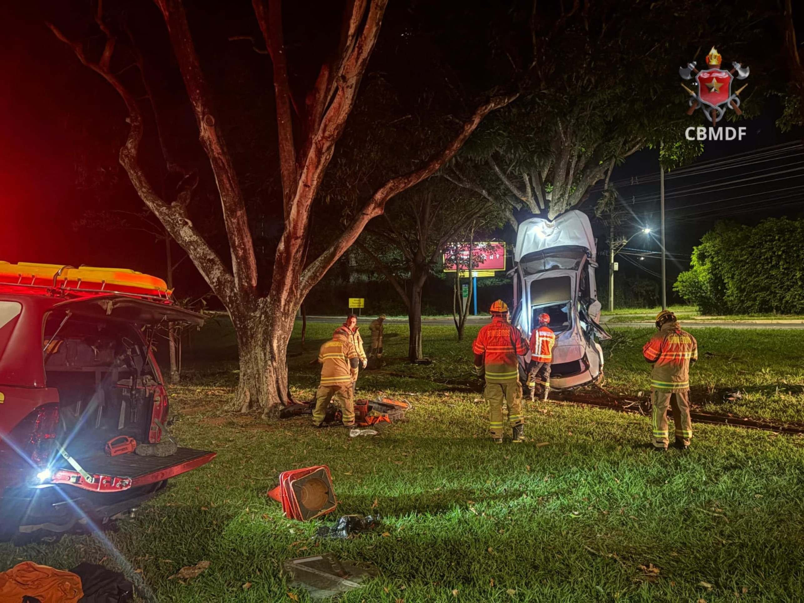 A Polícia Civil realizou perícia no local para identificar a dinâmica do acidente