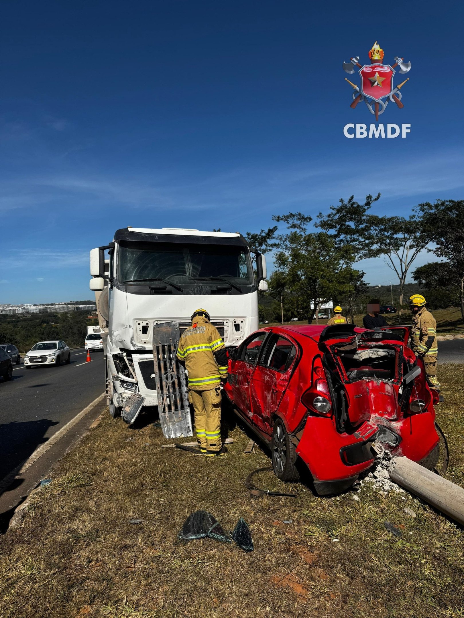 Caminhão e carro colidem com poste no Núcleo Rural Bananal CH20