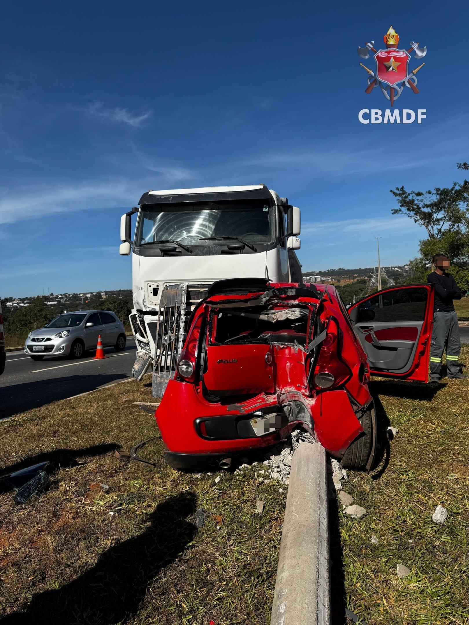 Caminhão e carro colidem com poste próximo ao Lago Norte Caminhão e carro colidem com poste próximo ao Lago Norte