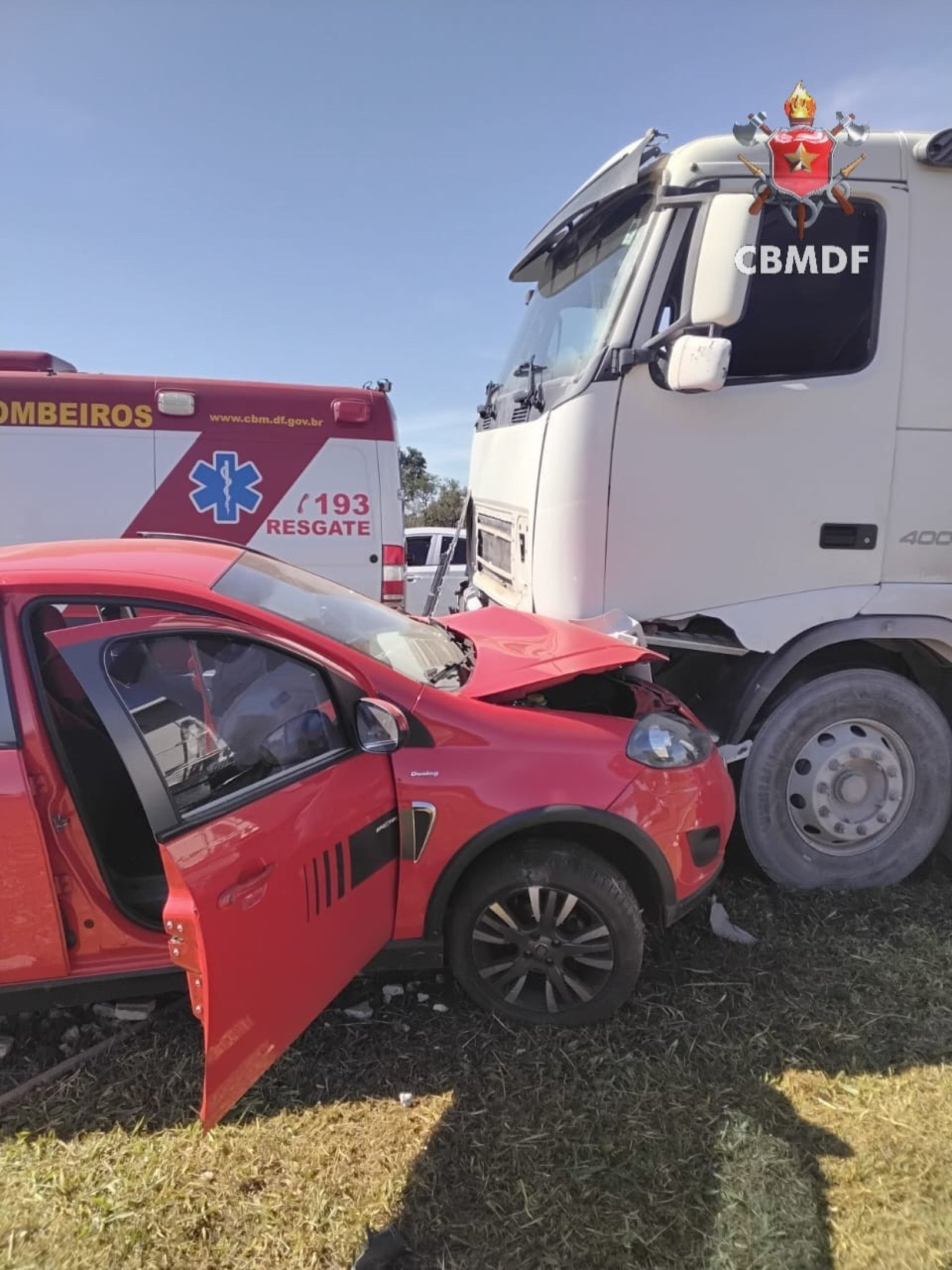 Caminhão e carro colidem com poste no Núcleo Rural Bananal CH20