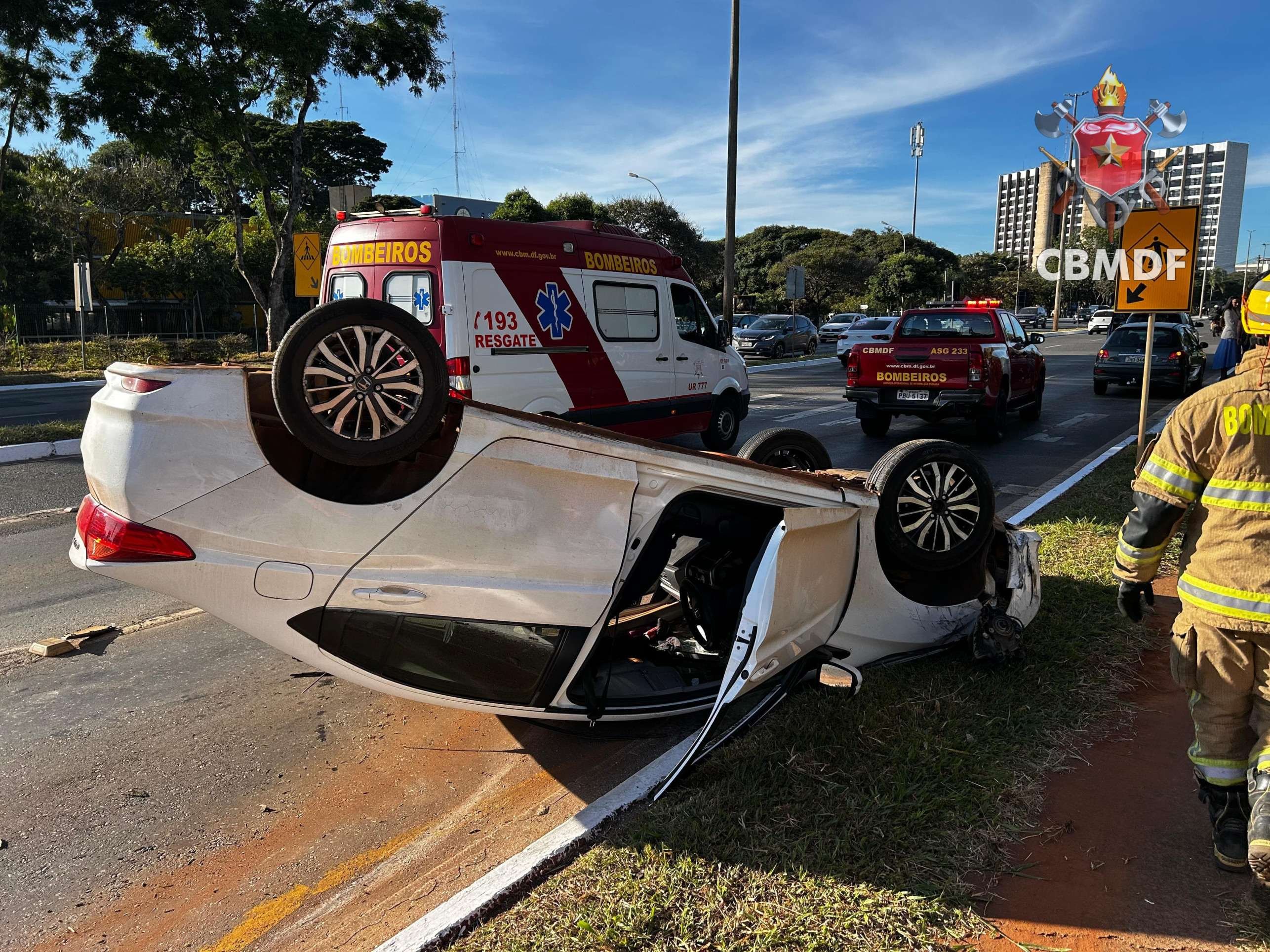 Três carros se envolvem em acidente e um capota em frente à sede do Detran-DF Três carros se envolvem em acidente e um capota em frente à sede do Detran-DF