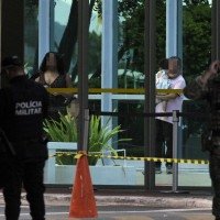 Enquanto fazia as ameaças, Flávio Silva segurava uma das filhas como escudo -  (crédito:  Minervino Júnior/CB)