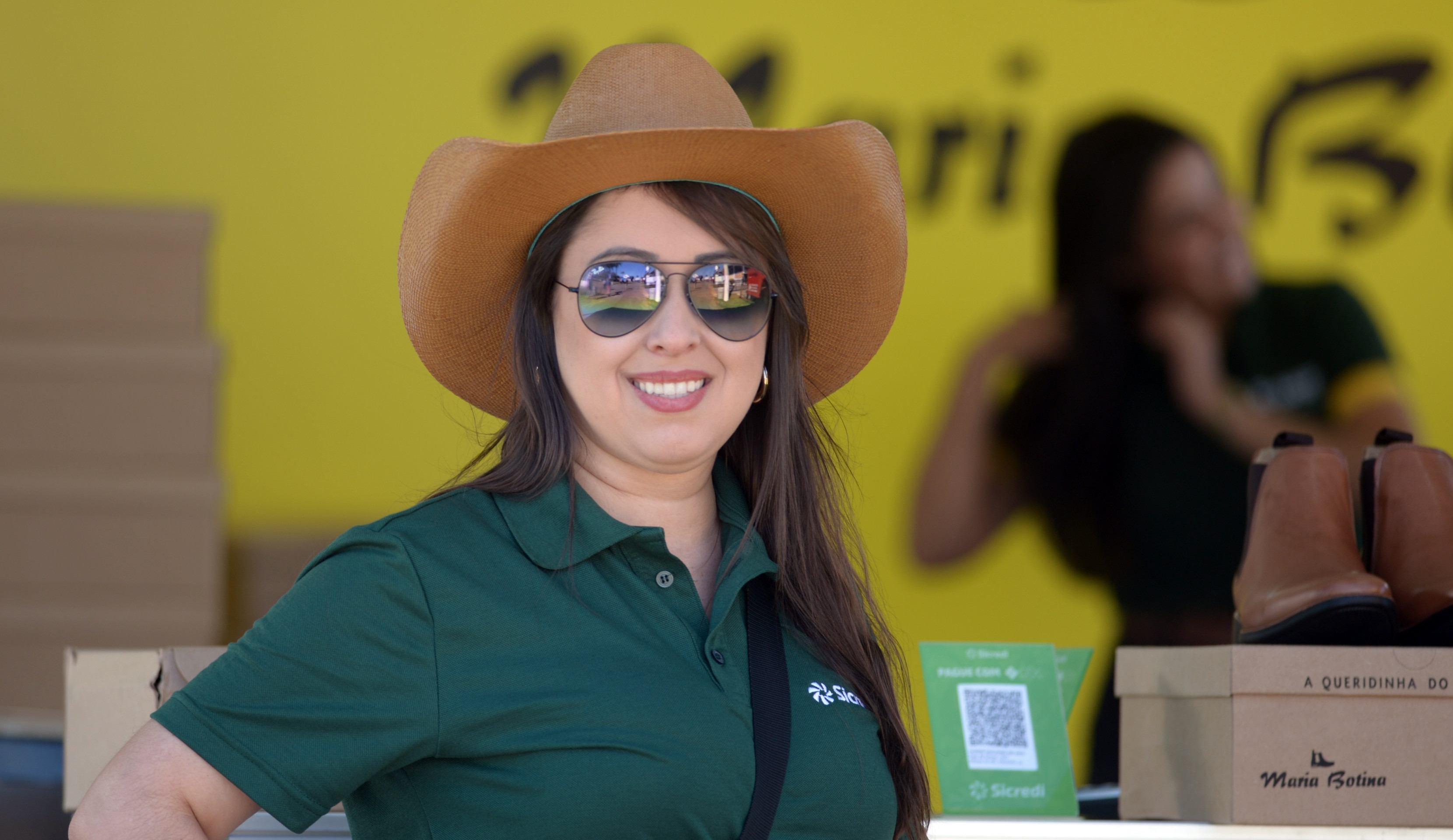  Gláucia Pereira adota o figurino em diversos ambientes