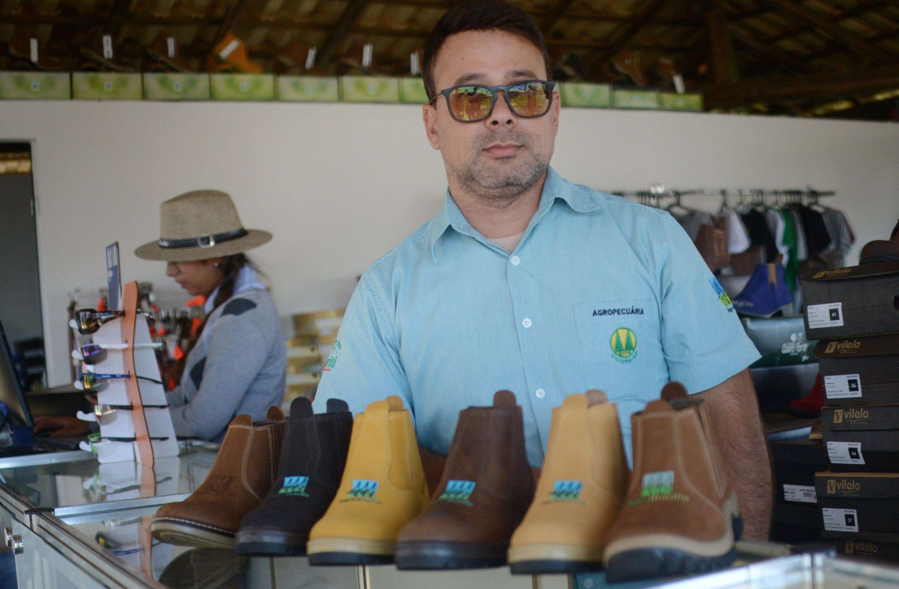 Rodolfo Sisto, com as botinas vendidas no quiosque da AgroBrasília