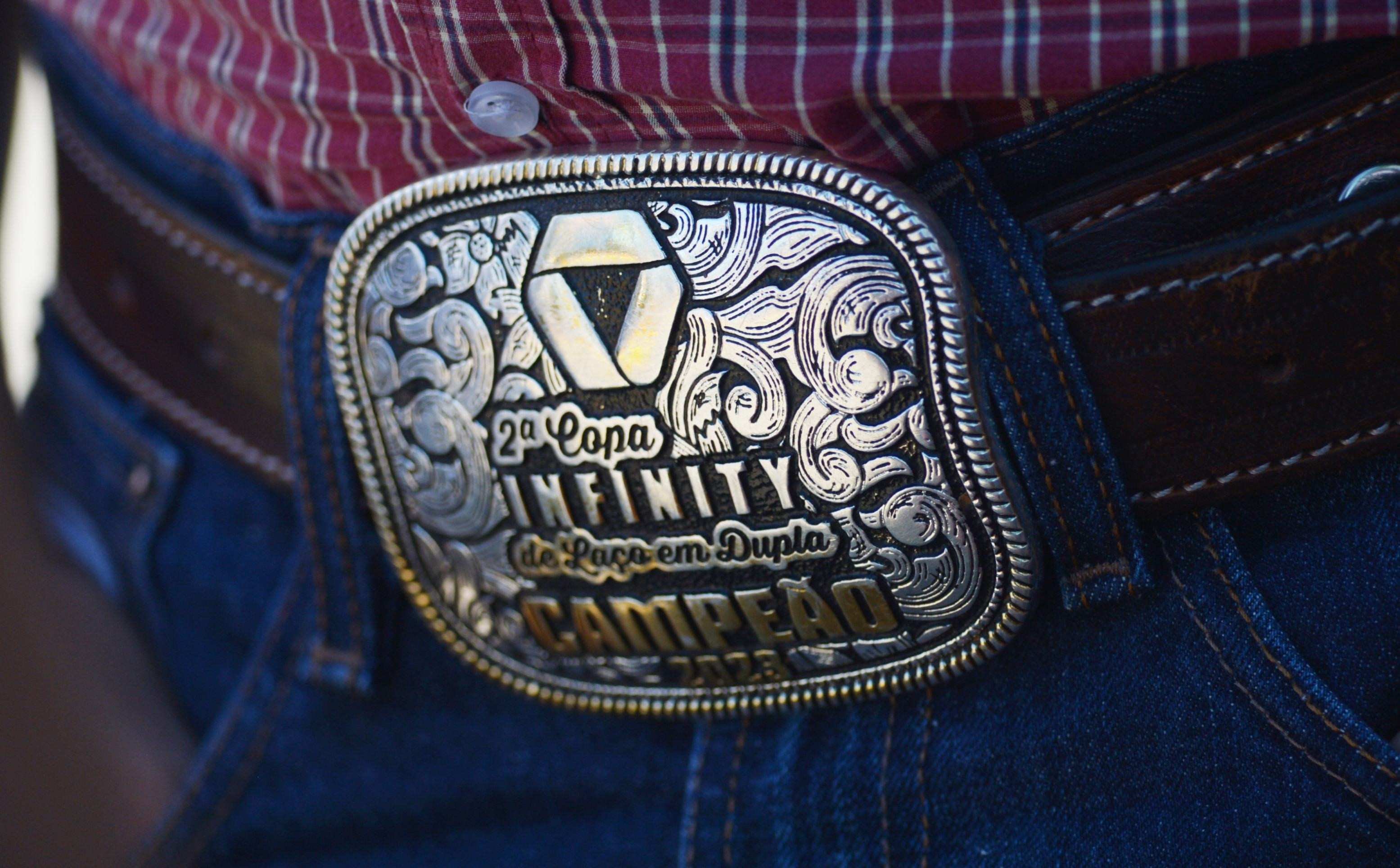 A fivela dos cintos, na moda country, são como troféus nos campeonatos equestres