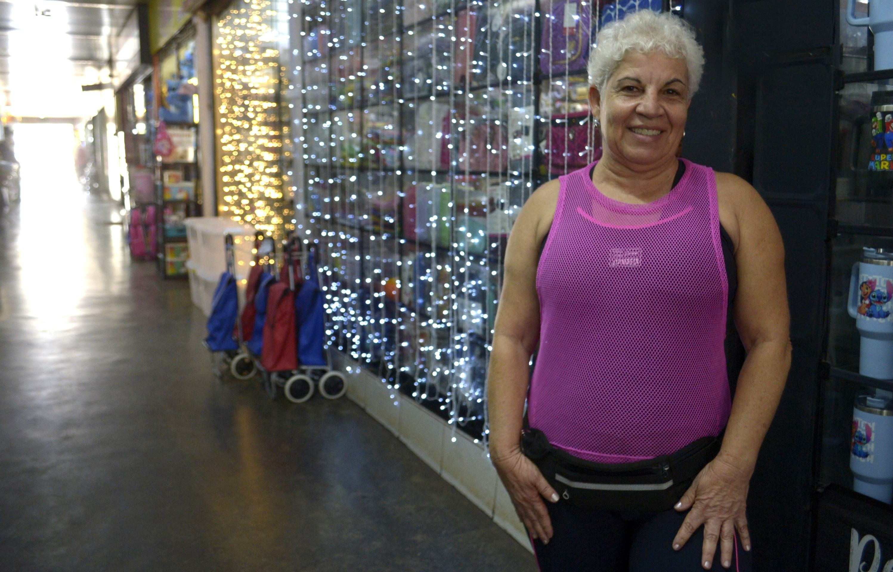 Geralda Bernardes gosta de comprar materiais para artesanato