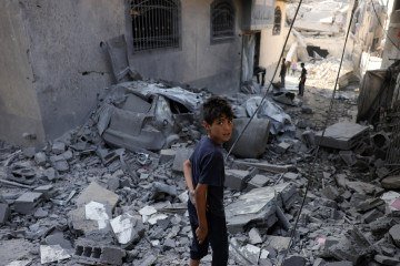 Menino palestino no meio dos escombros após um bombardeio israelense destruir uma casa no bairro Saftawi, no norte da Faixa de Gaza -  (crédito:  AFP)