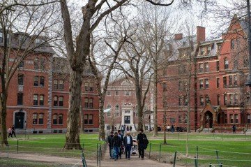 Estudantes caminham em pátio da universidade, em Cambridge, no estado de Massachusetts -  (crédito: Jozeph Prezioso/AFP)