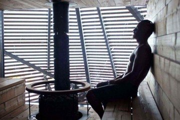 Erika Benke, autora desta reportagem, vem aproveitando as saunas combinadas com mergulhos em água gelada há anos -  (crédito: Antti Leinonen)
