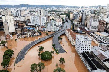 Milhares de famílias atingindas ainda aguardam novas casas, um ano após enchentes -  (crédito: EPA-EFE/REX/Shutterstock)