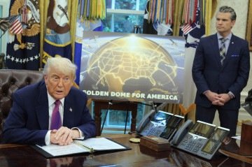Cartaz representando uma "Cúpula Dourada para a América"             -  (crédito: Chip Somodevilla/Getty Images via AFP)