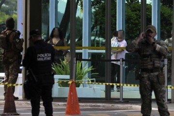 Enquanto fazia as ameaças, Flávio Silva segurava uma das filhas como escudo -  (crédito:  Minervino Júnior/CB)