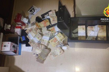 Diversos maços de dinheiro em espécie espalhados pelo quarto, totalizando aproximadamente meio milhão de reais
 -  (crédito: Divulgação/PMDF)