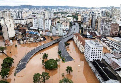 Milhares de famílias atingindas ainda aguardam novas casas, um ano após enchentes -  (crédito: EPA-EFE/REX/Shutterstock)
