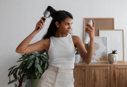 A escovação regular distribui a oleosidade natural da raiz até as pontas, reduz o frizz, ativa a circulação do couro cabeludo e previne a quebra -  (crédito: Freepik)