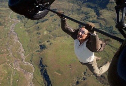 Tom Cruise já quebrou costelas e lesionou o ombro durante as gravações de 'Missão Impossível' -  (crédito: Mehdi Taamallah/NurPhoto via Getty Images)