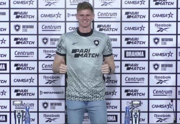 RAUL - Um pouco adiantado, foi surpreendido pela pancada de Rodriguinho no gol do rival. Na bola áerea, caçou borboleta. Bem inseguro. Fez defesas fáceis na sequência das falhas - NOTA: 4,0 - Foto: Vitor Silva/Botafogo 