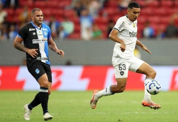 SERAFIM - Subiu bem nas bolas altas. No mano a mano, enfrentou um centroavante com idade avançada e um pouco fora de forma. Sem muito trabalho - NOTA: 6,0 - Foto: Vitor Silva/Botafogo