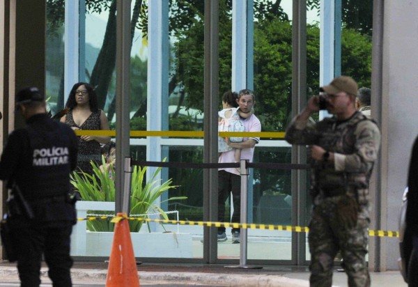 O homem está acompanhado da esposa e de duas filhas e estaria usando como escudo uma das crianças -  (crédito: Minervino Júnior/CB/D.A.Press)