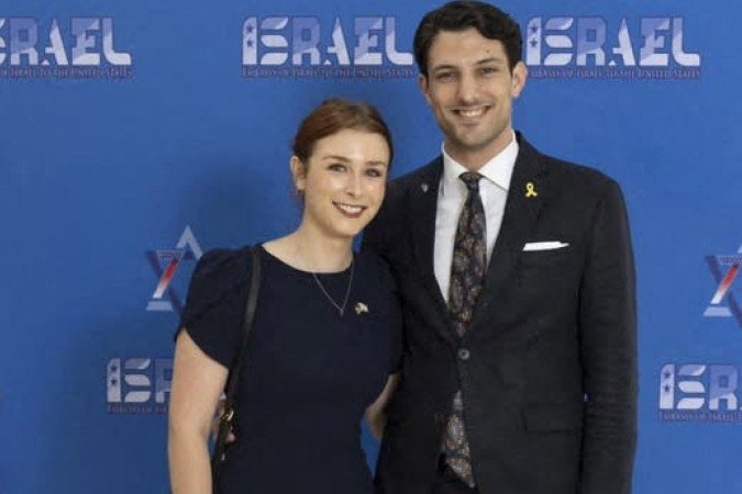 Yaron Lischinsky (à direita) e Sarah Lynn Milgrim, funcionários da Embaixada de Israel em Washington, morreram no ataque. - (crédito: Photo by 'Israel in the USA' official Facebook of The Embassy of Israel to the United States of America / AFP) Yaron Lischinsky (à direita) e Sarah Lynn Milgrim, funcionários da Embaixada de Israel em Washington, morreram no ataque. - (crédito: Photo by 'Israel in the USA' official Facebook of The Embassy of Israel to the United States of America / AFP)