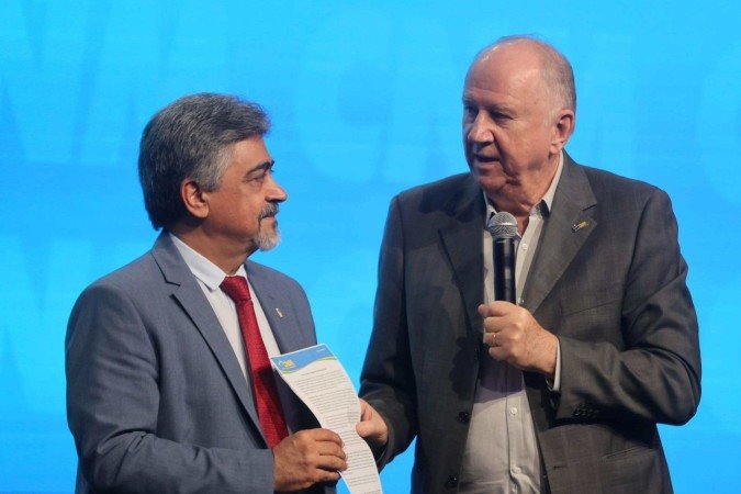 Paulo Ziulkoski (à direita) entrega texto final ao secretário Especial de Assuntos Federativos da Presidência, José Hilário Marques - (crédito: Divulgação/CNM) Paulo Ziulkoski (à direita) entrega texto final ao secretário Especial de Assuntos Federativos da Presidência, José Hilário Marques - (crédito: Divulgação/CNM)