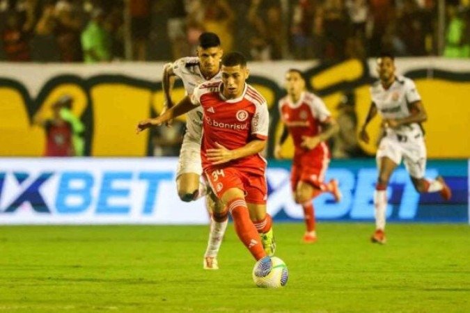VITOR GABRIEL – Fazia jogo correto e seguro até sair machucado com apenas 25 minutos de jogo. Entrou Juninho. NOTA: 5,5. Foto: Ricardo Duarte/Internacional 
