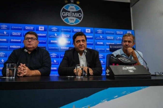 Presidente Alberto Guerra (centro) e o coordenador técnico Luiz Felipe Scolari foram ao Rio formalizar reclamação contra a equipe de arbitragem junto à CBF - (crédito: Foto: Angelo Pieretti/Grêmio FBPA) Presidente Alberto Guerra (centro) e o coordenador técnico Luiz Felipe Scolari foram ao Rio formalizar reclamação contra a equipe de arbitragem junto à CBF - (crédito: Foto: Angelo Pieretti/Grêmio FBPA)