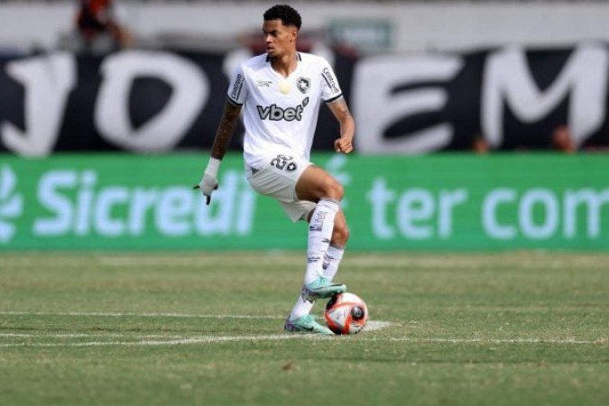 NEWTON  - Recuou para fazer a função de zagueiro. Sem trabalho nos duelos individuais, tentou ajudar na saída de bola. Mas sem apresentar nada excepecional - NOTA: 5,5 - Foto: Vitor Silva/Botafogo 