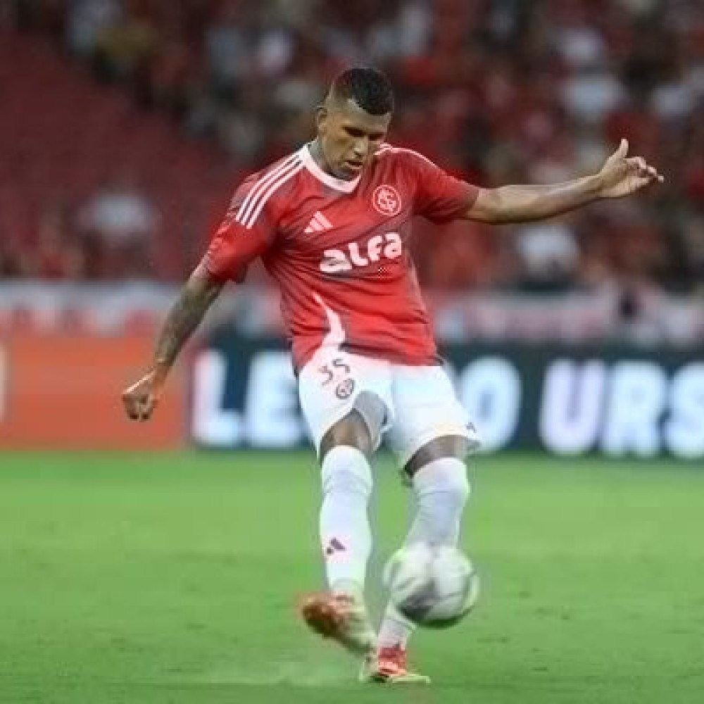 AGUIRRE – Apareceu algumas vezes no apoio, mas sem o dinamismo de Bernabei pela direita. NOTA: 6,0. Foto:  Ricardo Duarte/Internacional 