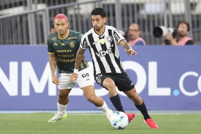 SANTI - Buscou tabelas, aproximação, drible e finalização. Nem sempre conseguiu dar prossegumento às jogadas. Mas era um dos poucos do Botafogo com um pouquinho mais de intensidade e interesse no prélio - NOTA: 7,0 - Foto: Vitor Silva/Botafogo