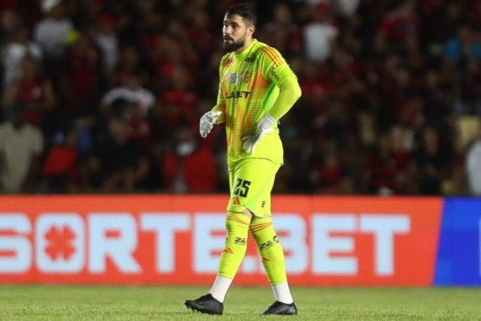 MATHEUS CUNHA – Apesar de o Botafogo ser um time frágil, deu trabalho ao goleiro, que fez pelo menos duas grandes defesas no início do jogo e outra na etapa final, dando segurança ao time. Mas deu mole no gol de Henrique Dourado. NOTA 6,5. Foto: Gilvan de Souza/Flamengo