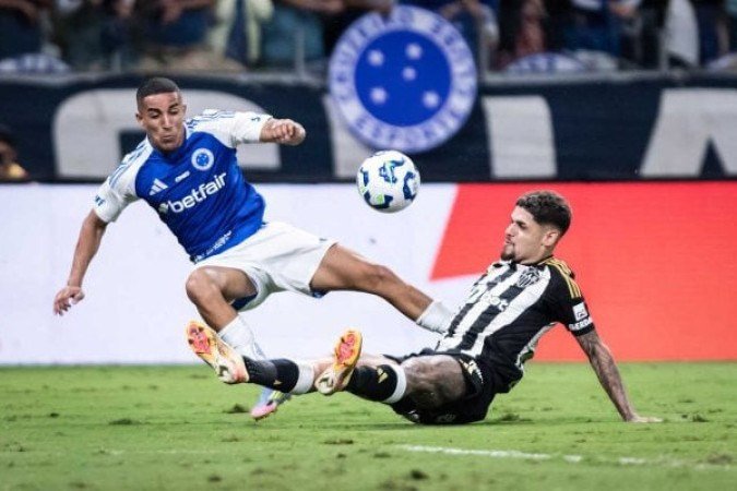 CHRISTIAN - Fez bem o apoio ao ataque e levou perigo em chute de fora da área. No segundo tempo, sentiu a parte física e foi substituído por Lucas Silva aos 18 minutos. NOTA 6,5 - Foto: Gustavo Aleixo/Cruzeiro