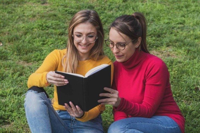 Os livros que contam histórias sobre experiências queer são uma celebração a comunidade (Imagem: Zamrznuti tonovi | Shutterstock) - (crédito: EdiCase) Os livros que contam histórias sobre experiências queer são uma celebração a comunidade (Imagem: Zamrznuti tonovi | Shutterstock) - (crédito: EdiCase)