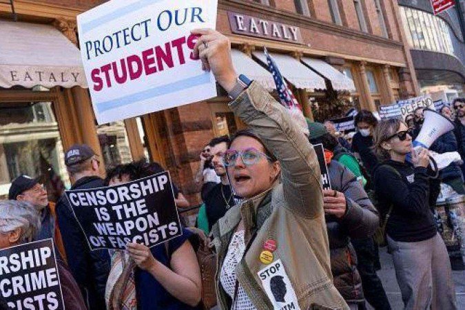 Donald Trump argumenta que universidades 'doutrinam' estudantes com ideologias de esquerda - (crédito: Getty Images) Donald Trump argumenta que universidades 'doutrinam' estudantes com ideologias de esquerda - (crédito: Getty Images)