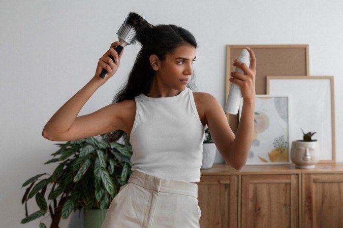 A escovação regular distribui a oleosidade natural da raiz até as pontas, reduz o frizz, ativa a circulação do couro cabeludo e previne a quebra - (crédito: Freepik) A escovação regular distribui a oleosidade natural da raiz até as pontas, reduz o frizz, ativa a circulação do couro cabeludo e previne a quebra - (crédito: Freepik)