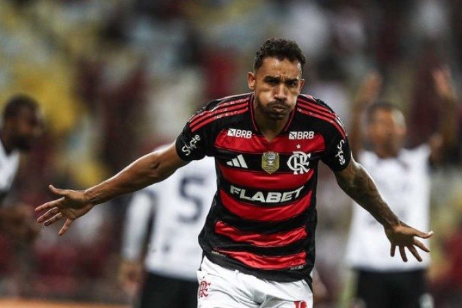 DANILO – Não se entendeu com João Victor, e isso levou muita insegurança ao time. Tanto que o Botafogo, no primeiro tempo, fez um gol e teve quatro chances reais. Foi seguro na maioria dos lances defensivos. E, quando foi ao ataque, apareceu muito bem fazendo o primeiro gol do Flamengo. NOTA 5,5.Foto: Gilvan de Souza/Flamengo