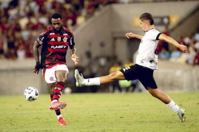 GERSON – Discretíssimo. Parecia que estava nitidamente se poupando, trabalhando a bola com qualidade, mas sem a tradicional ousadia que faz dele o melhor meia brasileiro. Saiu aos 13 da etapa final para  entrada de João Alves NOTA 5,0. Foto: Adriano Fontes/Flamengo