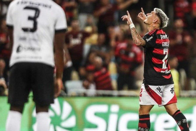 VARELA – Teve vários vacilos defensivos, levando nas costas e chegando atrasado na marcação. Mas no apoio foi quase impecável e ainda apareceu na área para fazer o terceiro gol do time e dar o passe para o gol de Cebolinha, o quarto. Saiu para a entrada do titular da posição, Wesley. NOTA 6,5. Foto: Gilvan de Souza/Flamengo