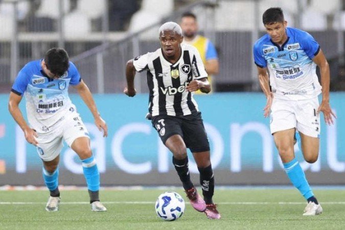 JEFFINHO - Iniciou uma boa jogada de ataque. Depois, caiu e, com a bola nos pÃ©s, nÃ£o ergueu a cabeÃ§a. Falha primÃ¡ria. AliÃ¡s, nas poucas vezes que buscou o jogo  - NOTA: 4,5 - Foto: Vitor Silva/Botafogo 