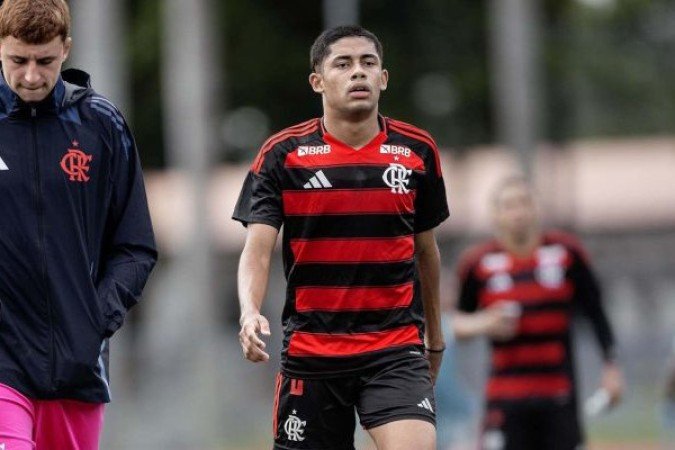 JOÃO ALVES - Entrou para ganhar experiência, substituindo Gerson aos 13 do segundo tempo. Jogou o básico e teve um cochilo, no lance do segundo gol.  NOTA 5,5. Foto: Reprodução / Instagram