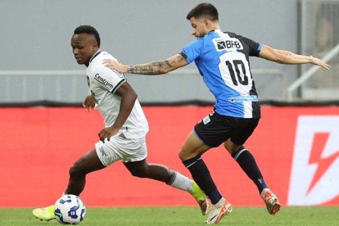 NATHAN - Conseguiu perder um gol, quase na pequena área, com o goleiro caído no chão. Inacreditável como gosto de ver a bola escapando dos seus pés. Triatleta na noite: corre, pedala e nada - NOTA: 3,5 - Foto: Vitor Silva/Botafogo 