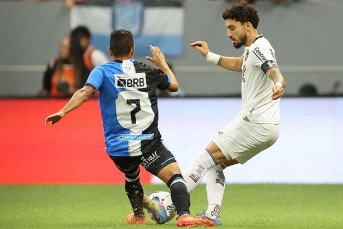TELLES - Acertou a trave do Capital quando o jogo estava 0 a 0. Na defesa, conseguiu superar os adversários saindo na boa. Saiu, no segunso tempo, para a entrada de Vitinho, para ser pouopado - NOTA: 6,5 - Foto: Vitor Silva/Botafogo 
