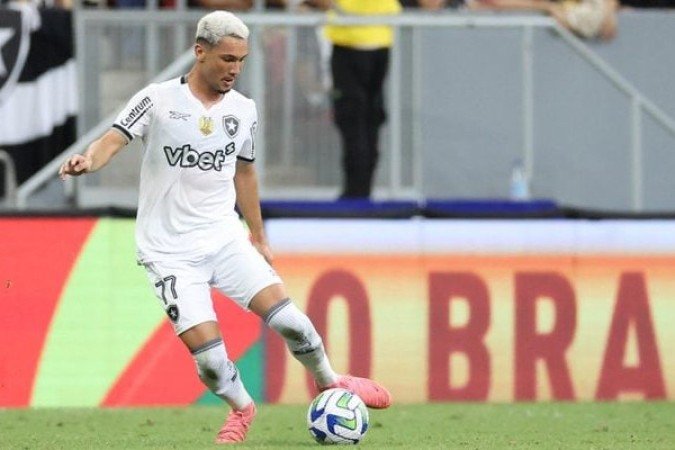 LINDES - Não conseguiu quebrar linhas no último passe e se enbananou algumas vezes em lances simples. O miúdo não aproveitou a chance que ganhou de Paiva. Sacado na etapa final para a entrada de Jeffinho - NOTA: 4,0 - Foto: Vitor Silva/Botafogo