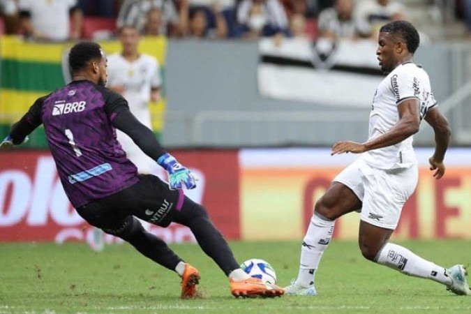 ELIAS - Errou um passe simples no ataque e ligou o contra-ataque no 1 a 0. Teve, assim, sua participação em um gol. Mas em jogadas de ataque do Botafogo só atrapalhou. Não demomnstrou muita intimidade com a bola. Saiu para a entrada de Rwan - NOTA: ZERO - Foto: Vitor Silva/Botafogo  