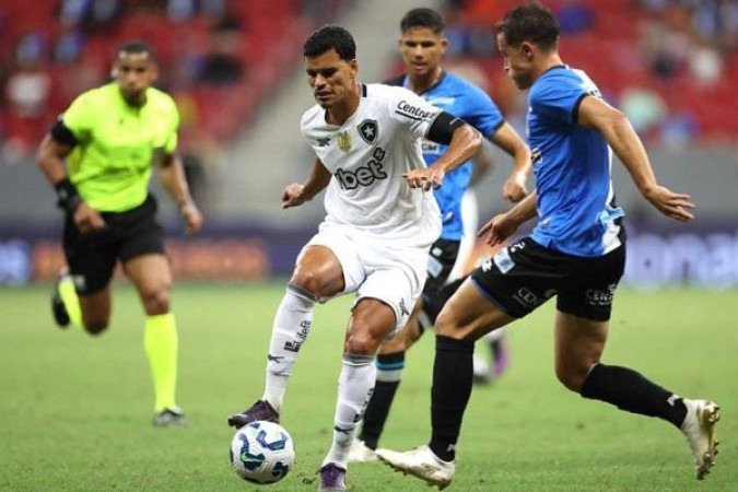 BARBOSA - Não acreditou que Rodriguinho acertaria um porrete de fora da área no gol anfitrião. Poderia ter dado um chega para lá no adversário. Meio lento - NOTA: 4,0 - Foto: Vitor Silva/Botafogo
