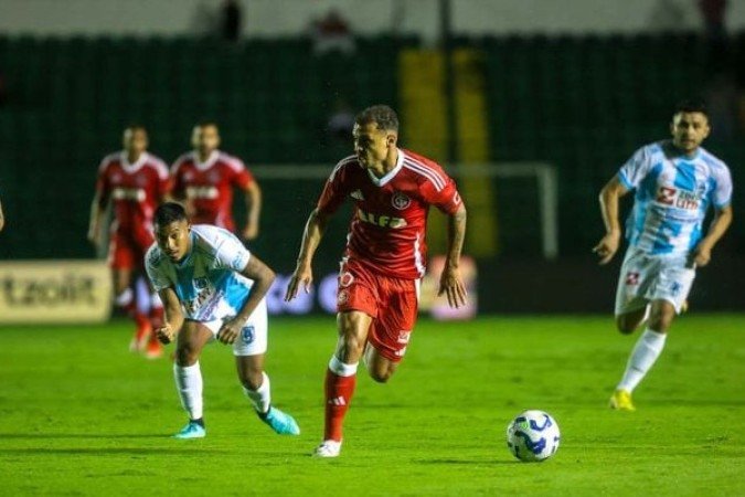 ALAN PATRICK – Embora tenha perdido dois pênaltis, fez um bom segundo tempo e marcou um golaço de falta. Saiu aplaudido aos 32 do 2º tempo para a entrada de Óscar Romero. NOTA: 6,0. Foto: Ricardo Duarte/Internacional 