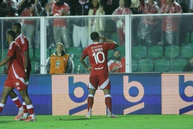 Alan Patrick celebra o seu gol diante do Maracanã. Artilheiro, nos dois duelos deste mata-mata, desperdiçou três pênaltis - (crédito: Foto: Ricardo Duarte / Internacional) Alan Patrick celebra o seu gol diante do Maracanã. Artilheiro, nos dois duelos deste mata-mata, desperdiçou três pênaltis - (crédito: Foto: Ricardo Duarte / Internacional)