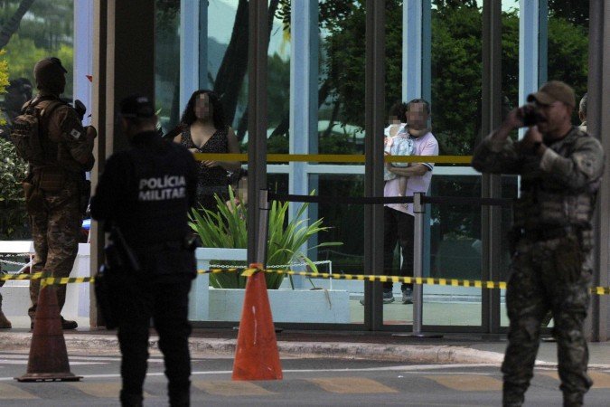22/05/2025. Crédito: Minervino Júnior/CB/D.A Press. Brasil. Brasilia - DF. Ameaça de bomba no Ministério dos direitos humanos. Homem com esposa e duas filhas na entrada do prédio. - (crédito: Minervino Júnior/CB/D.A.Press) 22/05/2025. Crédito: Minervino Júnior/CB/D.A Press. Brasil. Brasilia - DF. Ameaça de bomba no Ministério dos direitos humanos. Homem com esposa e duas filhas na entrada do prédio. - (crédito: Minervino Júnior/CB/D.A.Press)
